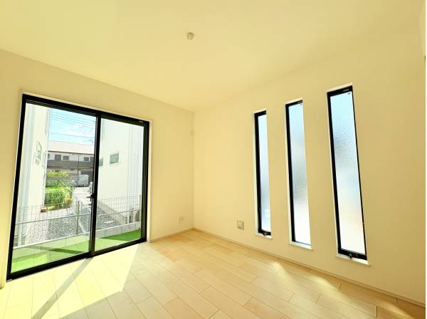 ３連スリット窓がお洒落！陽光がたっぷり差し込む明るいお部屋