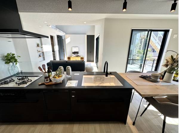 キッチンをメインにダイニングとリビングにセパレートされております