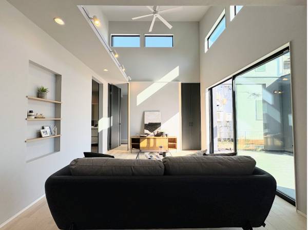 吹き抜け、勾配天井が開放感を演出、湘南らしいシーリングファン