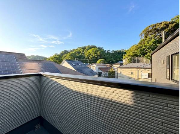 バルコニーから逗子の緑を望みます