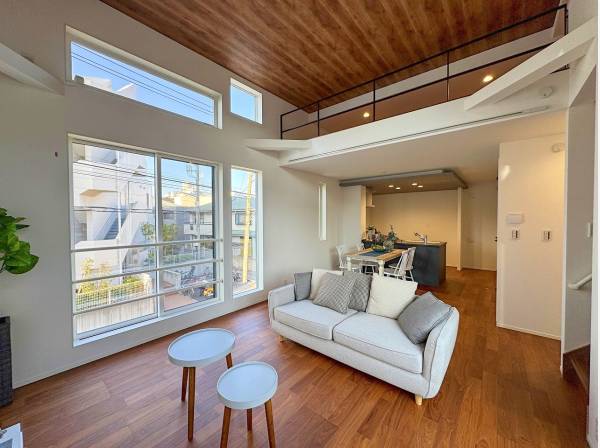 キッチン上部には収納に特化したロフトスペース。