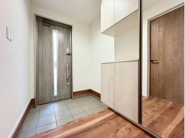 お出かけ前に全身鏡で身だしなみチェックもできます♪