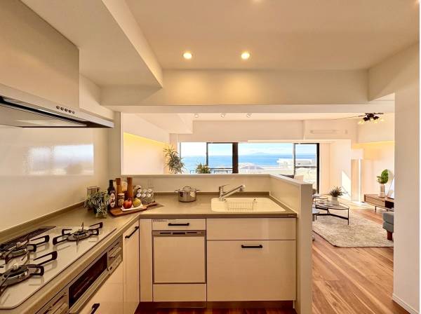 海も眺めながらお料理ができる素敵なキッチンです