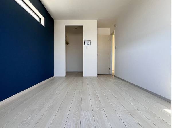 WICが寄り添う7帖超のベッドルーム