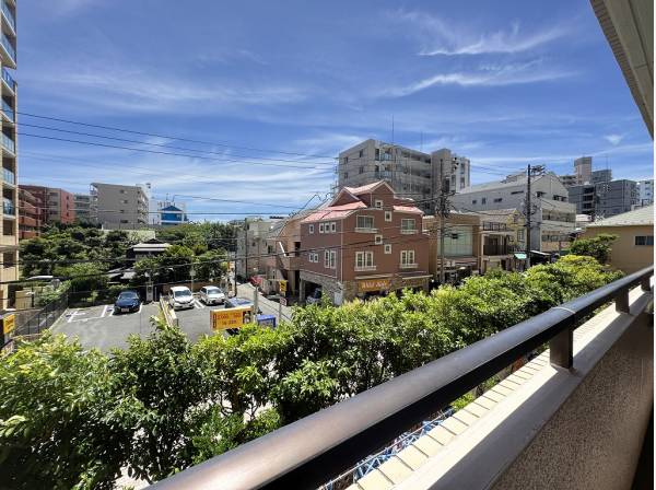 潮風が吹き抜ける南東に面したワイドバルコニー