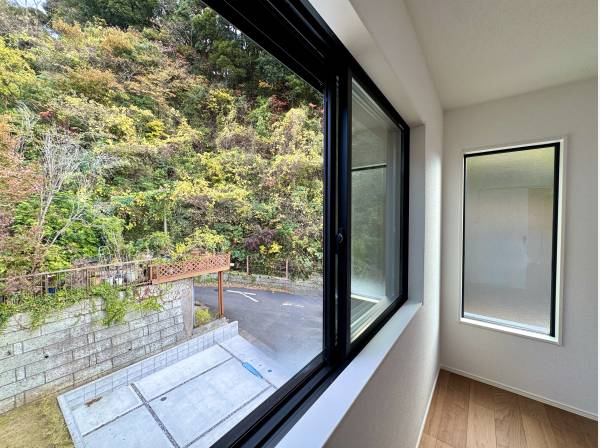 窓からは鎌倉の緑を望みます