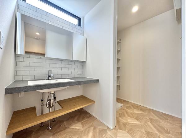 家事動線を美しく整えた、機能的な洗面空間。