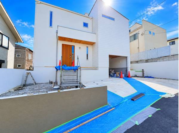 白亜の外観とガレージ付きの新築リゾートハウス