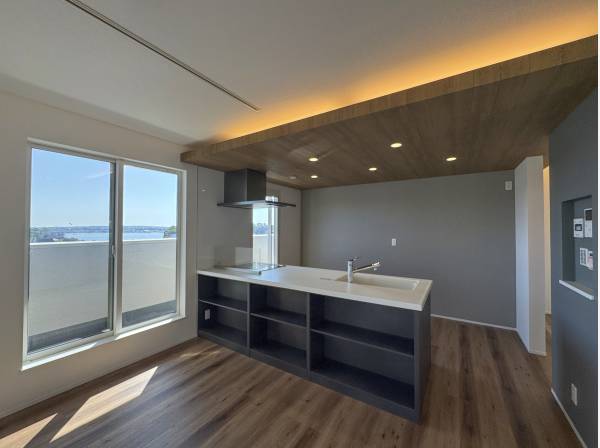 キッチン。勝手口の様にバルコニーへ出れます。海も見えました。