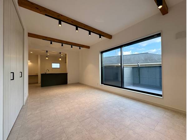 窓の大きいリビングです。