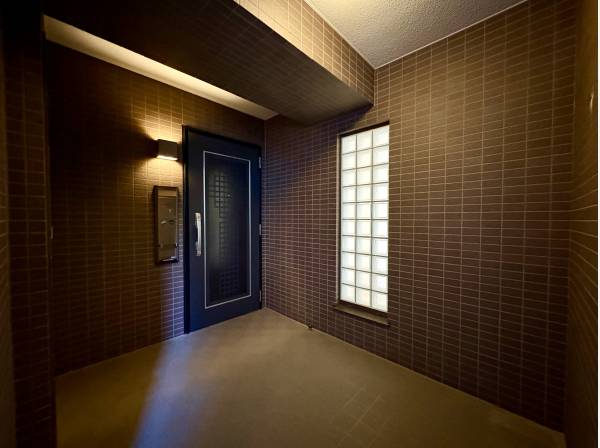 玄関ポーチが付いておりますので、プライベート感がございます