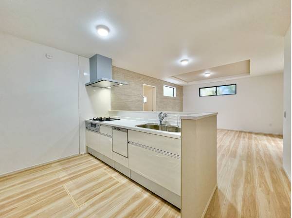 キッチンからばリビングを見渡すことができ遊ぶ子供たちの姿がうかがえます