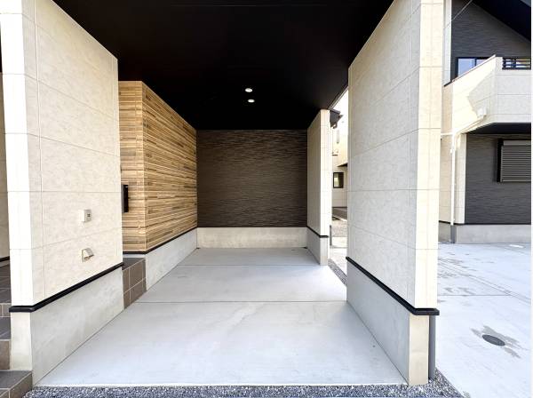 愛車を雨風から守る、ゆとりあるビルトインガレージ