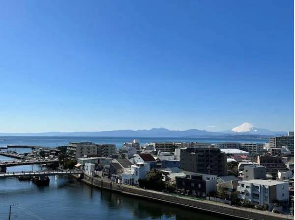 青空と海が青々と輝き、窓を開ければ心地良い潮風