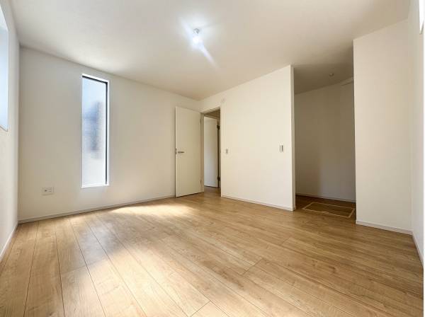 大容量のウォークインクローゼットを完備した三面採光の主寝室