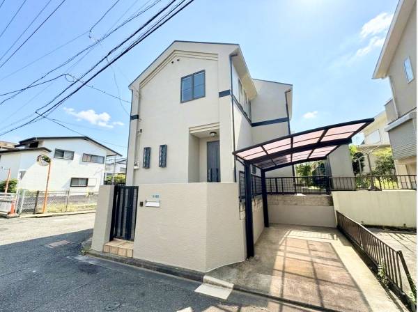 カーポート備わる角地の住宅です！