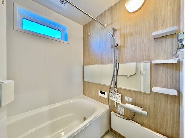 陽光差しこむユニットバス