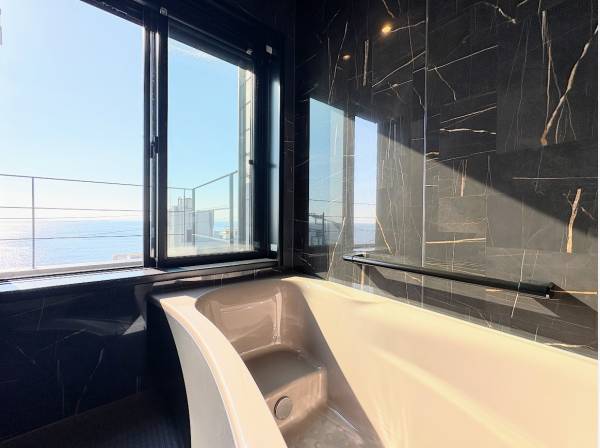 海を眺めながら入る、贅沢なバスルーム