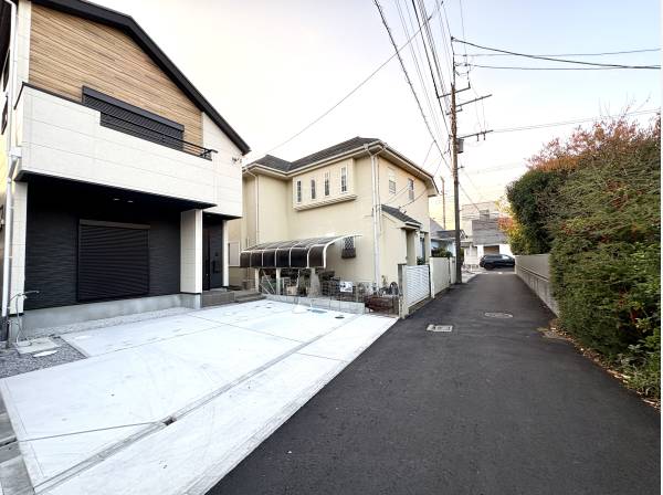 車の出入りもスムーズな2台分駐車場と約4mの道路幅