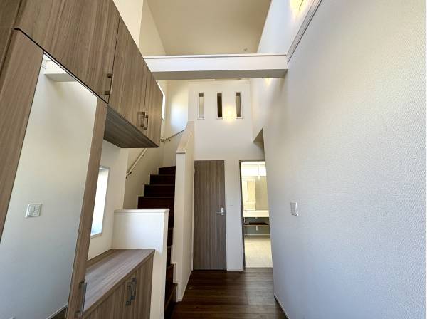 吹抜のある開放的な玄関。