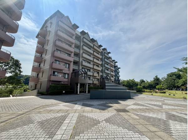 色彩設定がかわいらしいマンション外観