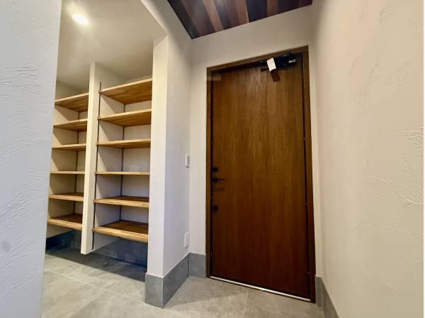 収納豊富な玄関