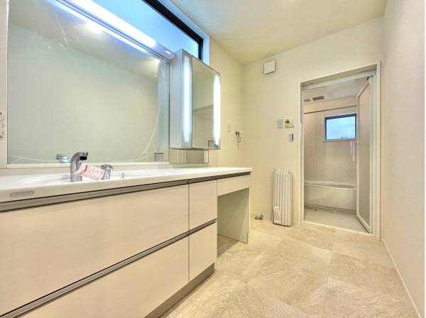 ホテルライクなパウダールームの洗面はワイドタイプの1600㎜と贅沢空間