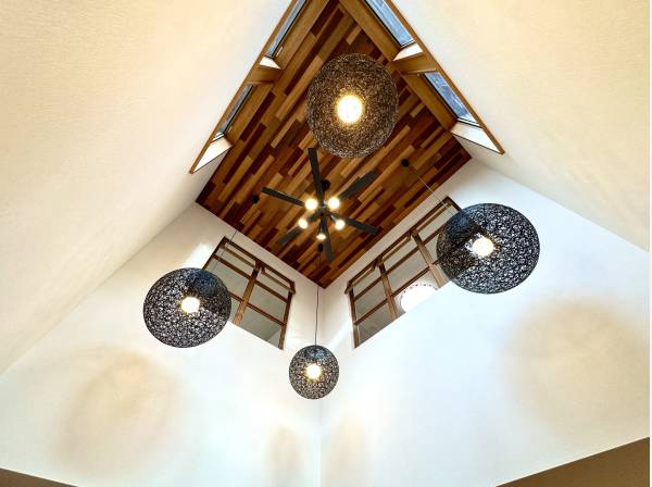 リビング上部は迫力ある吹き抜け