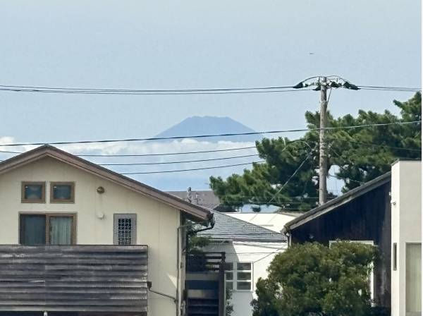 富士山がチラリと顔を覗かせます