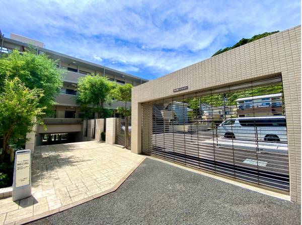 駐車場は海岸線からアクセス ゲート式のためプライバシー性もOK