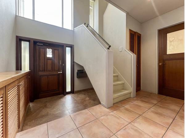 邸宅の風格溢れる視界の広がるエントランス