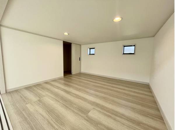 リビング横には収納スペースとしても活用できる小部屋が備わります