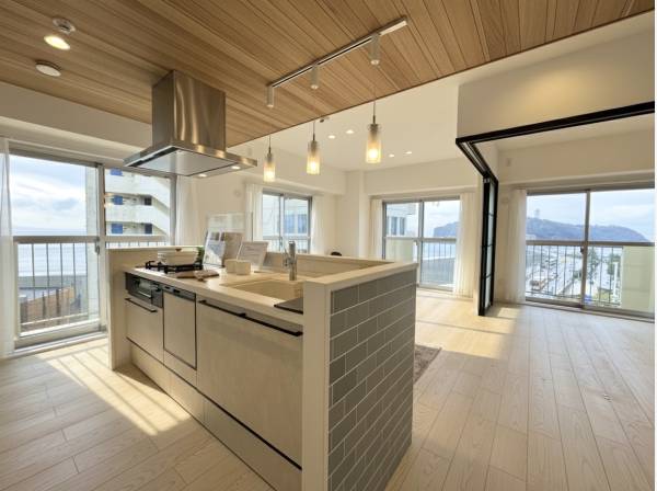 キッチンは全体を見渡すアイランドタイプ