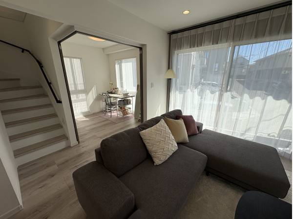 リビングの隣には、小さい部屋があります。