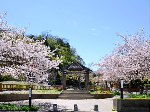 アザリエ南公園まで徒歩2分（約160m）