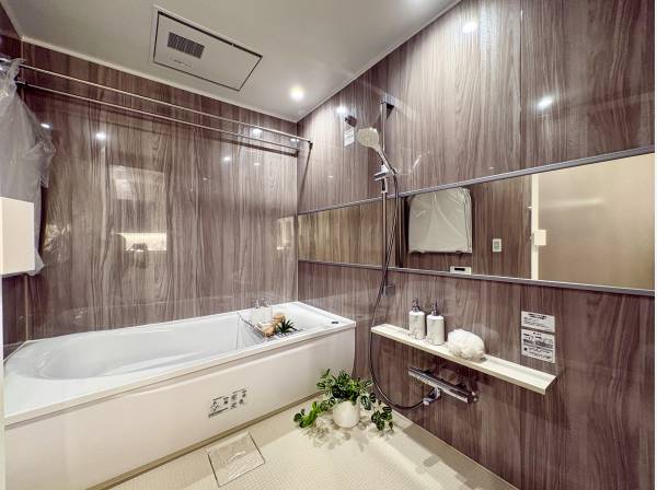 ゆったりとしたバスルームで一日の疲れを癒してくださいませ♪