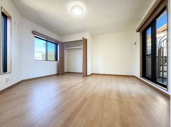 二面バルコニーの風通りの良い9帖の洋室