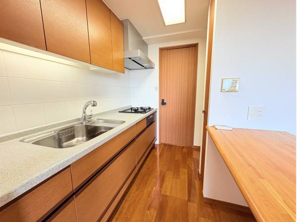 キッチンは壁付けですっきり使えます