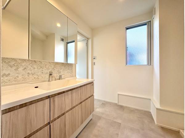 ゆったりとしたパウダールームにワイドタイプの洗面化粧台