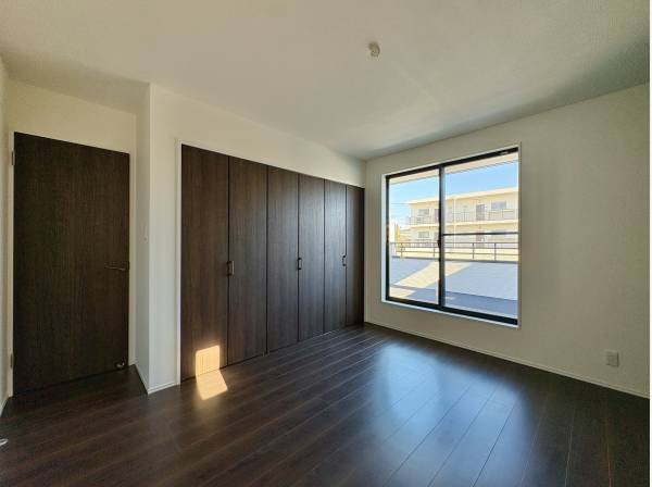 各居室には収納力のあるクローゼットを完備しております