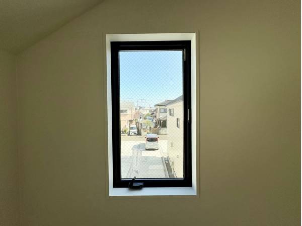 駐車スペースを覗ける小窓