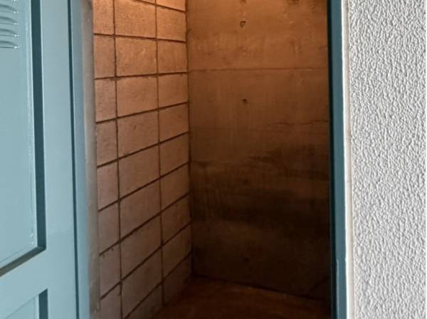 玄関先には嬉しい倉庫がございます（鍵つき）