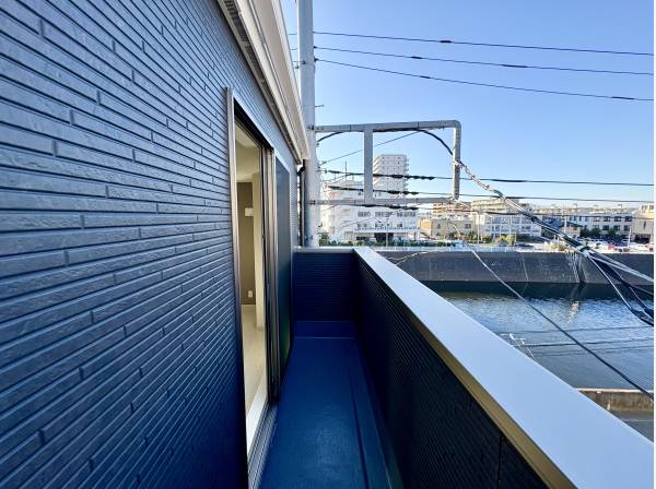 洋室にはセカンドバルコニーがあるため開放感がございます