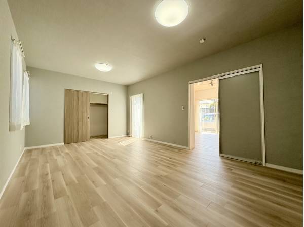 LDKの隣に設けられた洋室13帖。WICがある収納性のある一室