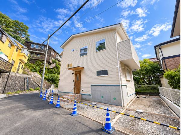 ナチュラルな外観が街並みに馴染む湘南スタイル邸。