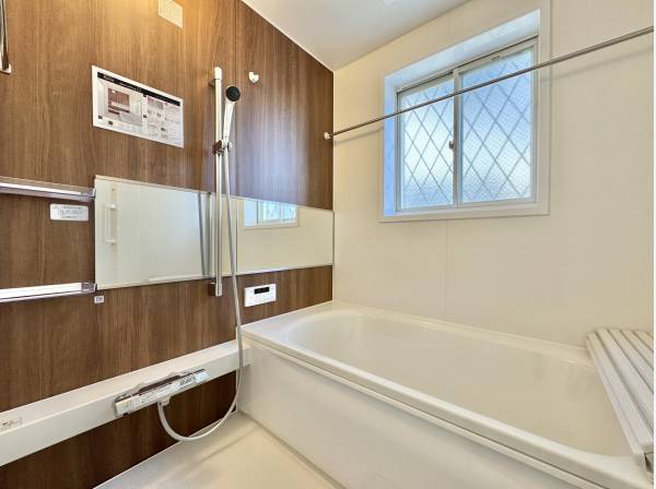 木目×ホワイトで整う、毎日がちょっと贅沢なバスタイム