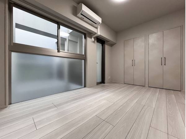 サービスバルコニーが寄り添うゆとりあるベッドルーム