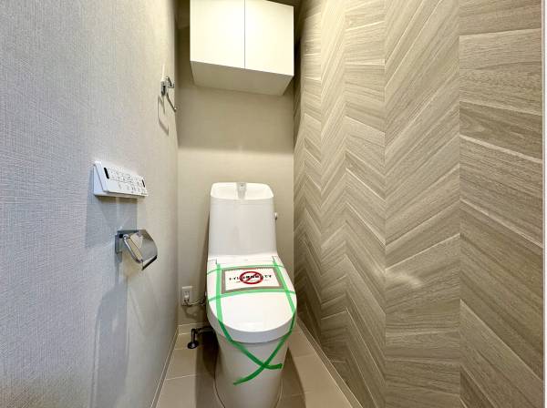 収納たっぷりのトイレ