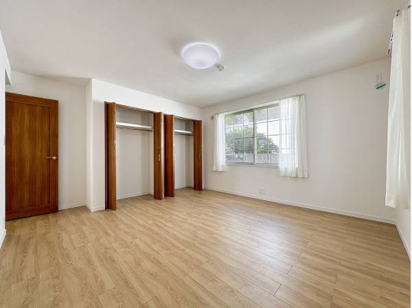 メインベッドルームは１０帖超の広さ