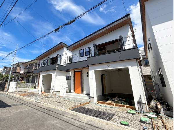 センス溢れるデザイン住宅（左が当該の3号棟）